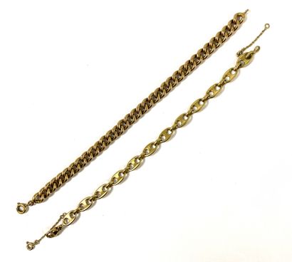 null SET OF TWO BRACELETS in 18K yellow gold. The first one in round mesh. The second...