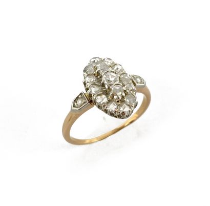 null RING holding an oval tray paved with rose-cut diamonds. Platinum and 18K rose...