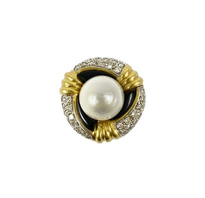 null RING holding in its center a white pearl (not tested) in a swirl of onyx, gadroons...