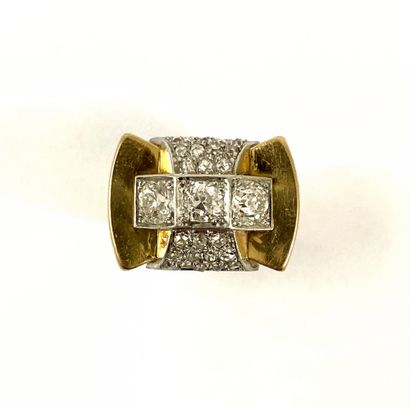null 1940'S RING adorned with three old-cut diamonds in a concave setting of old-cut...