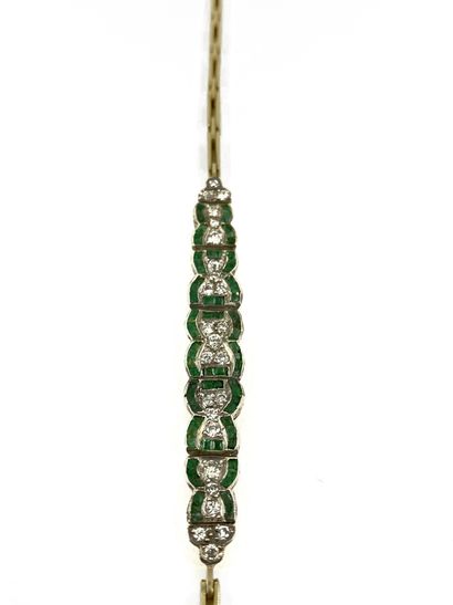 null ART DÉCO BRACELET adorned with a succession of links paved with calibrated emeralds...