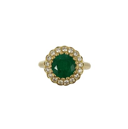 null RING holding a round emerald of approximately 2.5 carat in a surround of brilliant-cut...