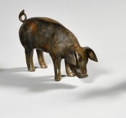 null PIERRE CHENET (XXe siècle) Cochon tête baissée Bronze à patine brun ocre Tampon...