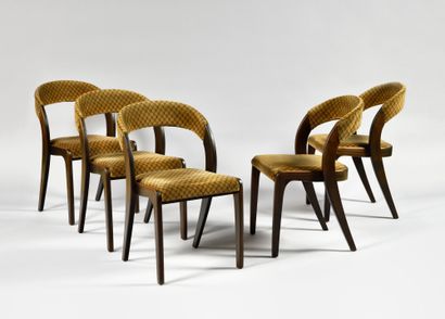 null WORK OF THE 1960S Suite of five chairs with curved wooden backs forming front...
