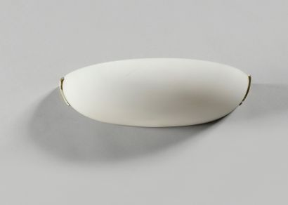  Ateliers JEAN PERZEL « 1055 » Applique vasque demi-lune en verre opalin blanc, structure...