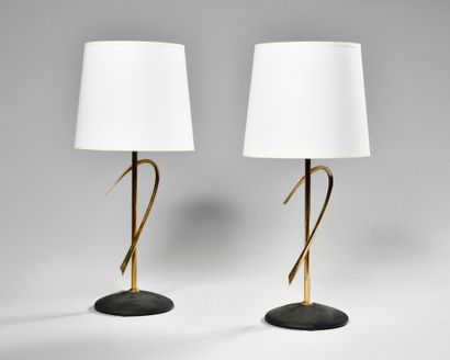 null ARTELUCE Pair of brass lamps with a free form shaft resting on a black lacquered...