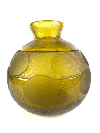 MONTJOYE Vase boule en verre teinté à décor...