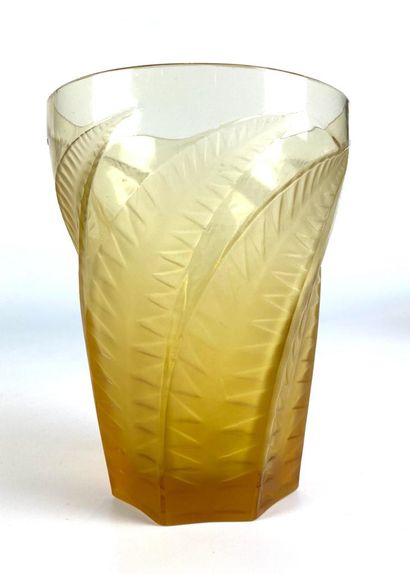 null RENE LALIQUE " Hesperides " Vase truncated cone from a hexagonal base in amber...