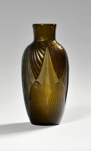 LEGRAS Vase ovoïde à col droit en verre épinard...