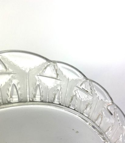 null RENE LALIQUE " Chevreuse ", model created in 1941 Circular bowl in pressed molded...