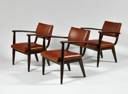  TRAVAIL DES ANNEES 1940 Ensemble d’une table à plateau carré en bois teinté brun...