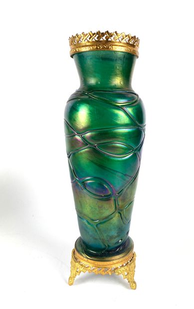  Attribué à LOETZ Vase cylindrique à épaulement et col tronconique en verre iridescent...
