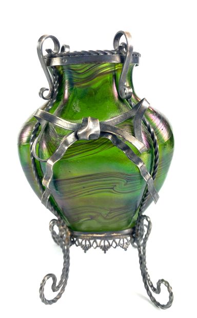  Attribué à LOETZ Vase bombé à col droit en verre iridescent ondulé dans une importante...