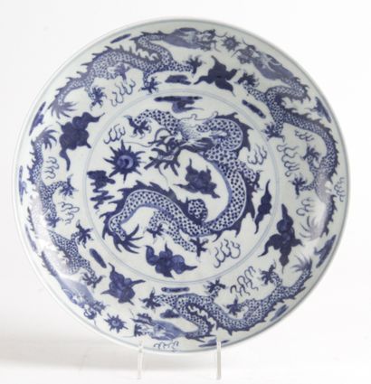 null CHINE, XIXE SIÈCLE Petit plat en porcelaine bleu-blanc à décor de neuf dragons,...