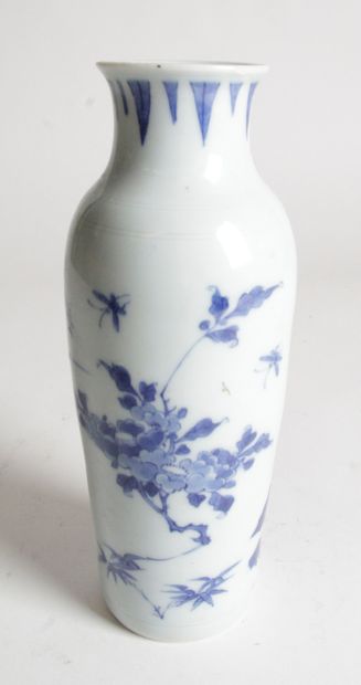 null CHINE, DÉBUT XXE SIÈCLE Petit vase en porcelaine bleu-blanc, à décor de fleurs...