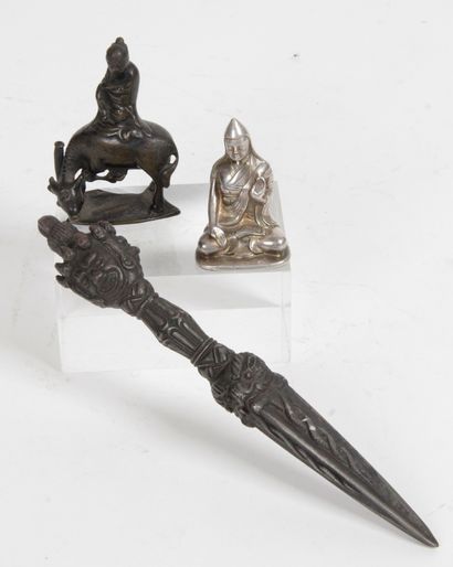 null CHINE ET TIBET, XIXE ET DÉBUT XXE SIÈCLE Lot de trois objets en bronze, représentant...