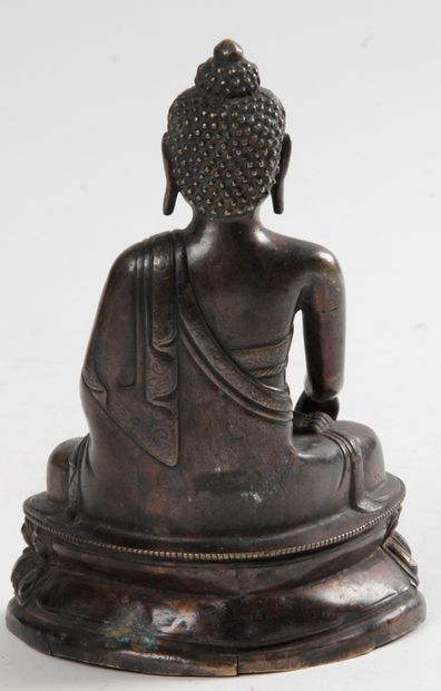 null TIBET, XVIII- DÉBUT XIXE SIÈCLE Sujet en cuivre repoussé représentant le Bouddha...