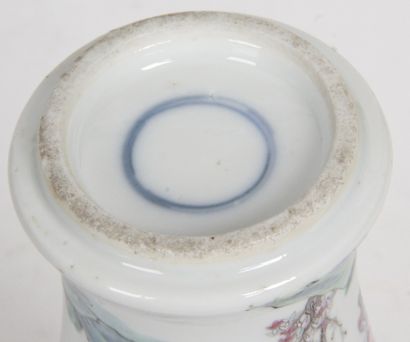 null CHINE, VERS 1900 Petit vase balustre en porcelaine et émaux de la famille rose,...