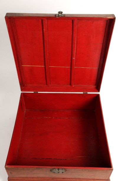 null VIETNAM, FIN XIXE SIÈCLE Grande boite quadrangulaire en bois laqué rouge à décor...