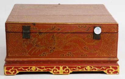 null VIETNAM, FIN XIXE SIÈCLE Grande boite quadrangulaire en bois laqué rouge à décor...