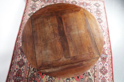null TABLE DE STYLE LOUIS XIII, en bois naturel. Elle repose sur un piétement en...