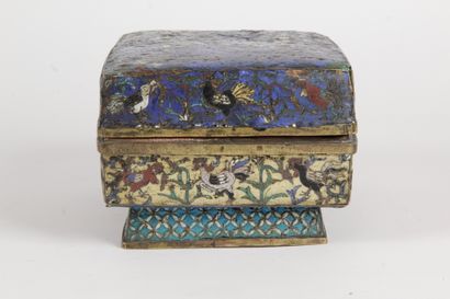null CHINA, EARLY-MIDDLE 20th CENTURY Rectangular box on foot, in bronze and polychrome...
