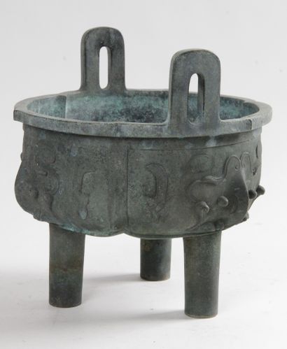 null CHINA, 20th CENTURY Bronze tripod incense burner, in the form of an archaic...