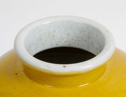 null CHINE, XIXE SIÈCLE Vase à large panse et petit col, en porcelaine à couverte...