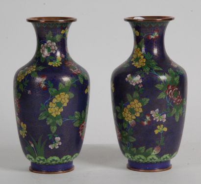 null CHINE, PÉRIODE MINGUO (1912-1949) Paire de vases en cuivre et émaux cloisonnés...