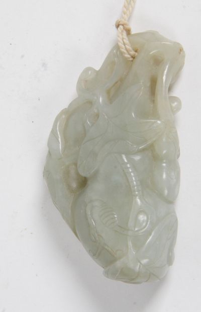 null CHINE, FIN XIXE SIÈCLE Pendentif en jade céladon sculpté en forme de courges...