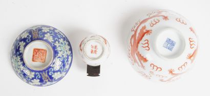 null CHINE, FIN XIXE ET XXE SIÈCLE Lot de trois porcelaines comprenant une mangeoire...