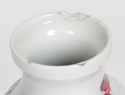 null CHINE, VERS 1900 Petit vase balustre en porcelaine et émaux de la famille rose,...