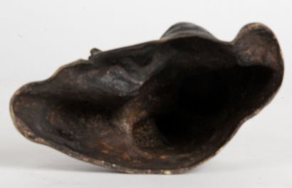 null VIETNAM, DÉBUT XXE SIÈCLE Sujet en bronze de patine brune, représentant Milefo...