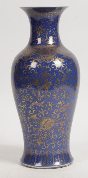 null CHINA, END OF THE 19th CENTURY Porcelain and powder blue enamel baluster vase,...