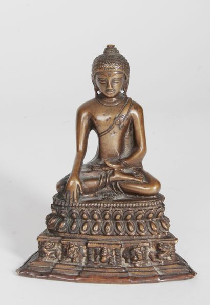 null TIBET, XIXE SIÈCLE Sujet en alliage de cuivre représentant le Bouddha assis...