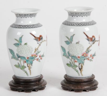null CHINE, XXE SIÈCLE Deux petits vases en porcelaine formant pendant, à décor polychrome...