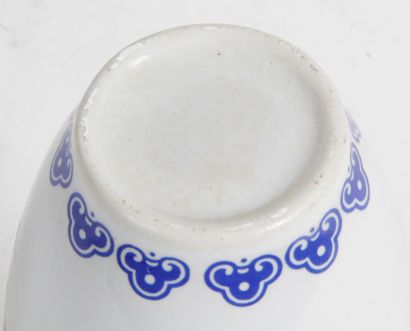 null CHINE, FIN DU XXE SIÈCLE Petit vase en porcelaine et émaux polychromes, à décor...