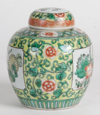 null CHINE, XIXE SIÈCLE Pot couvert en porcelaine et émaux de style famille verte,...