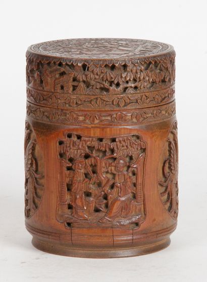 null CHINA, EARLY 20th CENTURY Carved bamboo cylindrical box, decorated in relief...