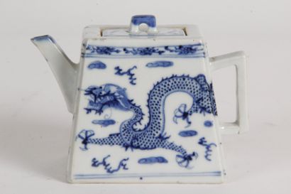 null CHINE-VIETNAM, XIXE SIÈCLE, Petite théière trapézoïdale en porcelaine bleu blanc,...