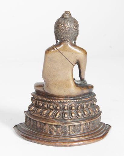 null TIBET, XIXE SIÈCLE Sujet en alliage de cuivre représentant le Bouddha assis...