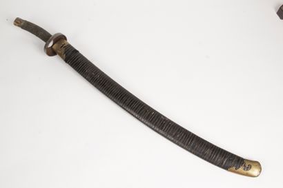 null CHINA, 19th CENTURY Sword with curved steel blade, outlined with grooves on...