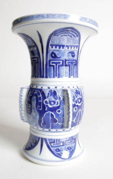 null CHINE, DÉBUT XXE SIÈCLE Vase en porcelaine bleu-blanc, en forme de zun, à décor...
