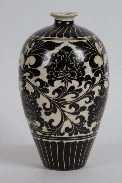 null CHINE, PREMIÈRE MOITIÉ DU XXE SIÈCLE Vase meiping à décor de type Cizhou de...