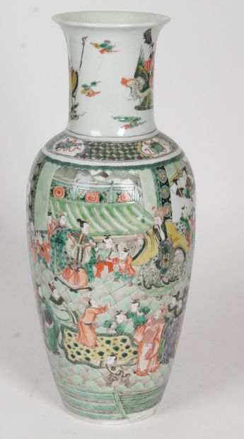 null 
CHINE, FIN XIXE SIÈCLE 

Vase balustre en porcelaine et émaux de style famille...