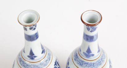 null CHINA, 20th CENTURY Two small blue-white porcelain pendant vases with long necks...