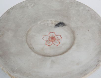 null CHINE, XXE SIÈCLE Vase cylindrique ou porte-chapeau en porcelaine à décor polychrome...