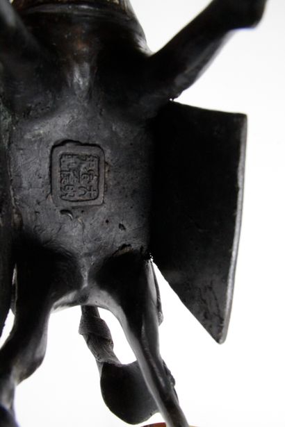null JAPON, VERS 1930 Sujet en bronze et émaux champlevés polychromes représentant...