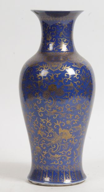 null CHINE, FIN XIXE SIÈCLE Vase balustre en porcelaine et émail bleu poudré, orné...