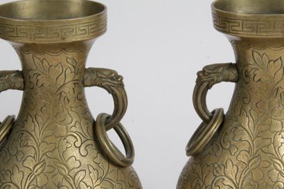 null CHINE, FIN XIXE SIÈCLE Paire de vases de forme Hu sur pied évasé, en bronze...